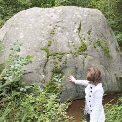 Валун у д. Кольчуны (Ошмянский район).